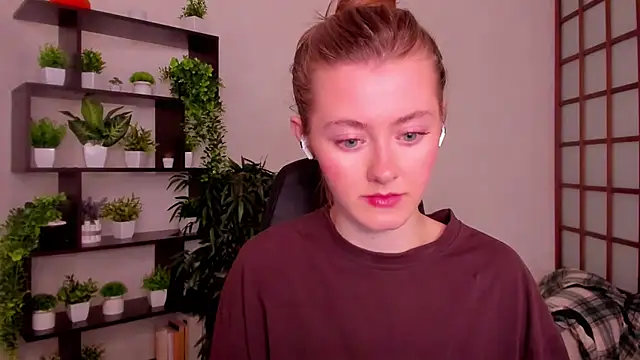 Snapshot of KateCuddle chatting on October 1, 2:50 am KateCuddle online show from October 1, 2:50 am