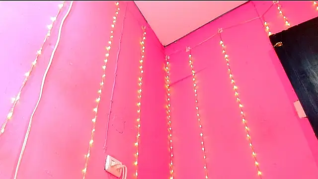 Snapshot of alaiia_rosse chatting on December 14, 3:50 pm alaiia rosse online show from December 14, 3:50 pm