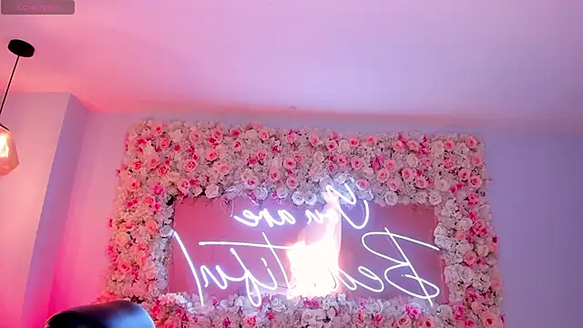 Snapshot of KendraClarkX chatting on April 4, 2:43 am KendraClarkX online show from April 4, 2:43 am