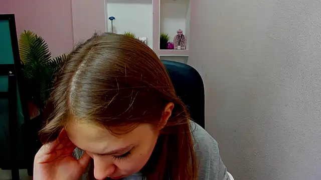 Snapshot of Persephoni chatting on November 17, 1:28 pm Persephoni online show from November 17, 1:28 pm