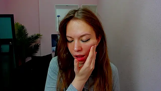 Snapshot of Persephoni chatting on November 24, 4:45 am Persephoni online show from November 24, 4:45 am