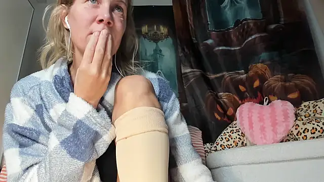 Snapshot of Lola_Belgium chatting on October 31, 7:20 am Lola Belgium online show from October 31, 7:20 am