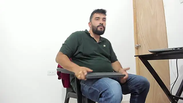 Snapshot of isearchcompany chatting on November 6, 10:54 pm isearchcompany online show from November 6, 10:54 pm