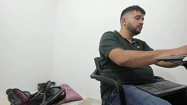 Snapshot of isearchcompany chatting on December 15, 9:13 am isearchcompany online show from December 15, 9:13 am