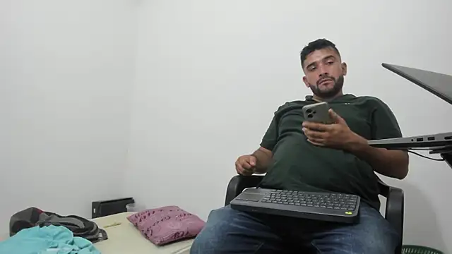 Snapshot of isearchcompany chatting on December 16, 1:21 am isearchcompany online show from December 16, 1:21 am