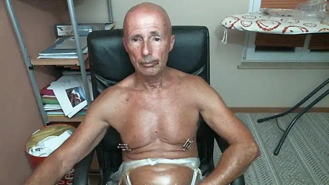 Snapshot of olibrius71 chatting on September 21, 7:48 pm olibrius71 online show from September 21, 7:48 pm