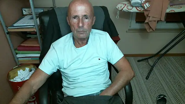 Snapshot of olibrius71 chatting on November 8, 5:34 pm olibrius71 online show from November 8, 5:34 pm