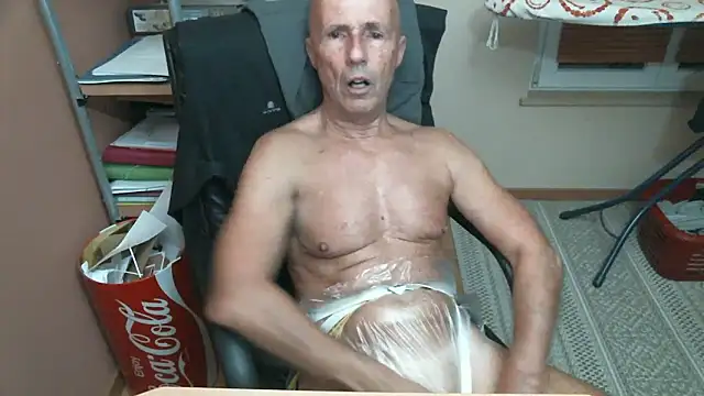 Snapshot of olibrius71 chatting on December 22, 7:11 pm olibrius71 online show from December 22, 7:11 pm