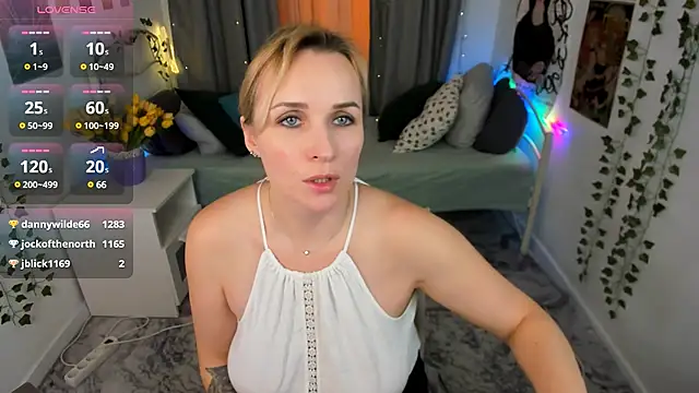 Snapshot of Karinella_x chatting on March 10, 3:56 am Karinella x online show from March 10, 3:56 am