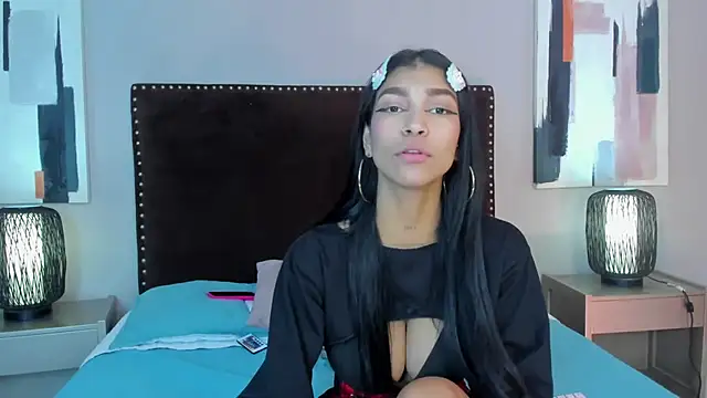 LauraAristizabal online show from March 4, 4:20 pm