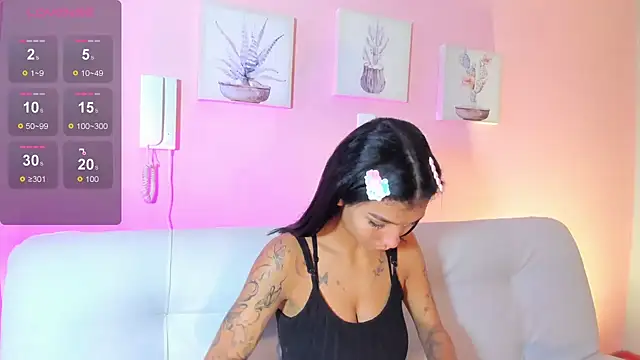 LauraAristizabal online show from November 11, 1:00 pm