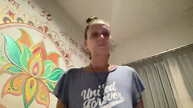 Snapshot of Sexy-Mel chatting on February 7, 4:00 pm Sexy-Mel online show from February 7, 4:00 pm