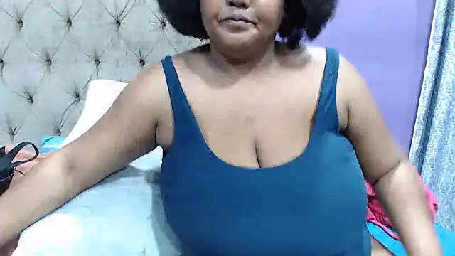 Snapshot of GiantTittts chatting on September 9, 5:34 pm GiantTittts online show from September 9, 5:34 pm