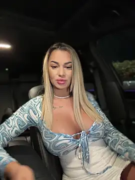 KirstieVegas online show from December 18, 5:10 pm