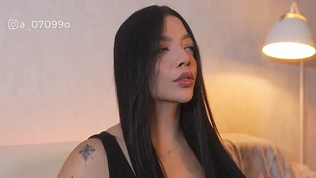 sarah hiill online show from December 19, 12:01 pm