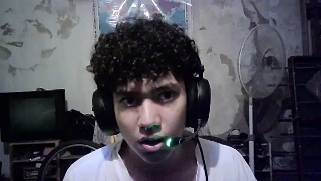 Snapshot of Emv2 chatting on February 13, 4:08 am Emv2 online show from February 13, 4:08 am