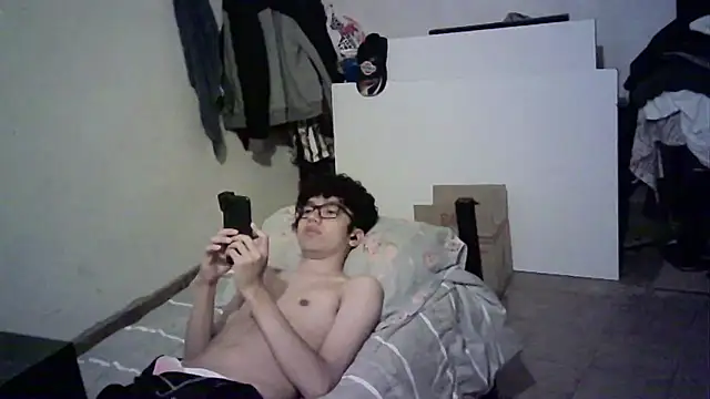 Snapshot of Emv2 chatting on March 9, 2:48 am Emv2 online show from March 9, 2:48 am