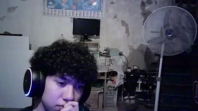 Snapshot of Emv2 chatting on March 23, 12:36 am Emv2 online show from March 23, 12:36 am