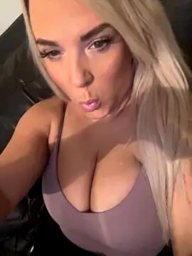 Bustyblondebabe32 online show from December 3, 8:56 am