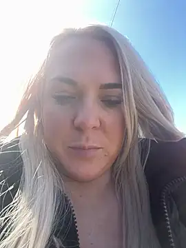 Bustyblondebabe32 online show from April 24, 9:12 am