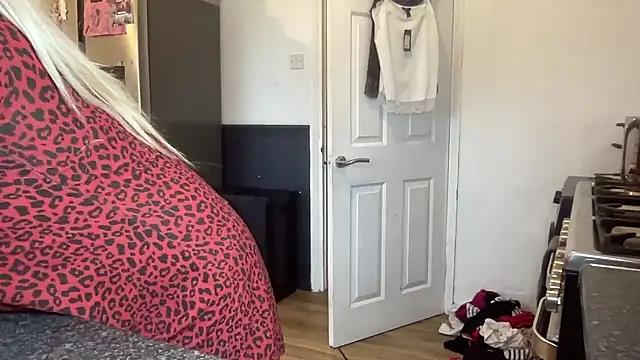 Bustyblondebabe32 online show from June 7, 6:11 pm