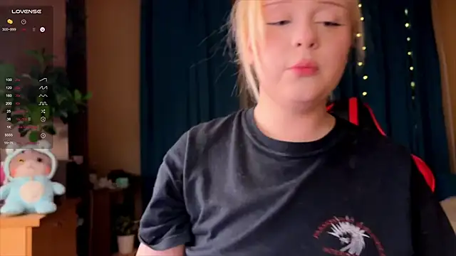 LisaLaas online show from October 3, 7:00 pm