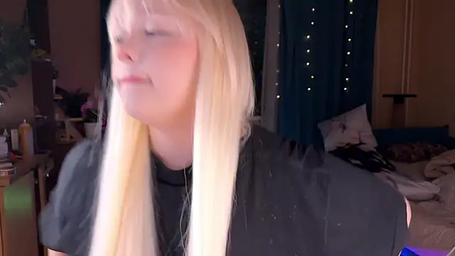 Snapshot of LisaLaas chatting on May 15, 8:38 pm LisaLaas online show from May 15, 8:38 pm