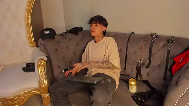 Snapshot of AcidMilo chatting on December 2, 7:27 pm AcidMilo online show from December 2, 7:27 pm