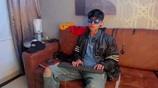 Snapshot of AcidMilo chatting on December 7, 2:46 pm AcidMilo online show from December 7, 2:46 pm
