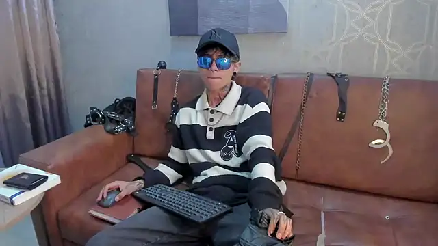 Snapshot of AcidMilo chatting on December 9, 1:02 pm AcidMilo online show from December 9, 1:02 pm