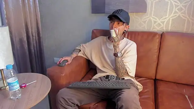 Snapshot of AcidMilo chatting on December 10, 4:06 pm AcidMilo online show from December 10, 4:06 pm