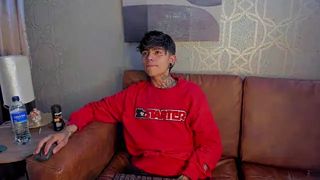 Snapshot of AcidMilo chatting on December 11, 3:37 pm AcidMilo online show from December 11, 3:37 pm