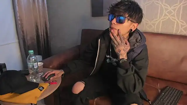 Snapshot of AcidMilo chatting on December 12, 1:06 pm AcidMilo online show from December 12, 1:06 pm