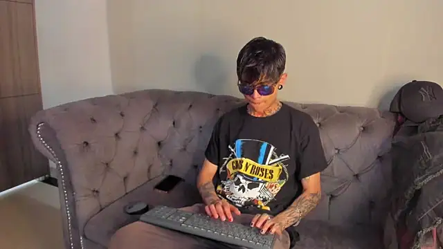 Snapshot of AcidMilo chatting on December 15, 4:26 pm AcidMilo online show from December 15, 4:26 pm