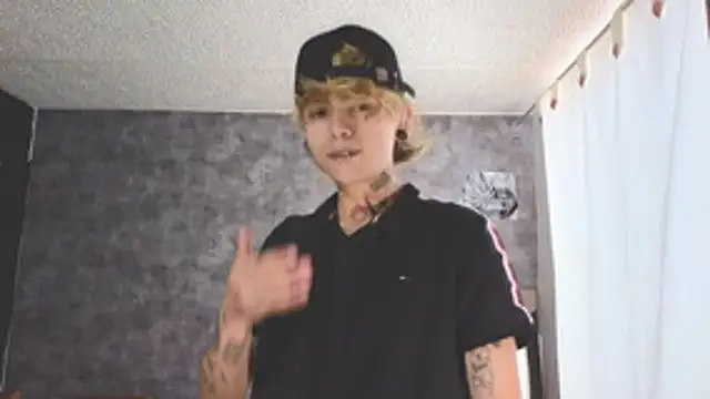 Snapshot of AcidMilo chatting on October 10, 7:13 pm AcidMilo online show from October 10, 7:13 pm