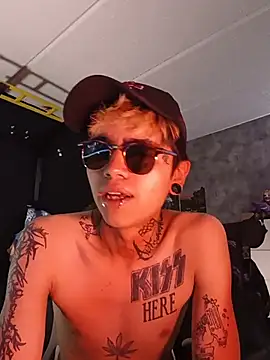 Snapshot of AcidMilo chatting on July 14, 3:40 pm AcidMilo online show from July 14, 3:40 pm
