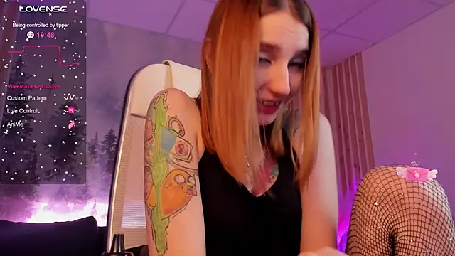 PrettyReckess online show from February 10, 1:33 pm
