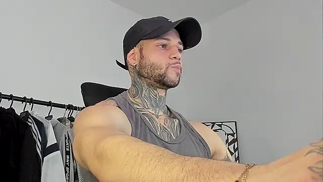 Snapshot of _jamesleandros1 chatting on October 10, 7:02 pm jamesleandros1 online show from October 10, 7:02 pm