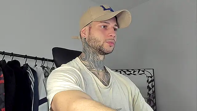 Snapshot of _jamesleandros1 chatting on October 23, 12:43 am jamesleandros1 online show from October 23, 12:43 am