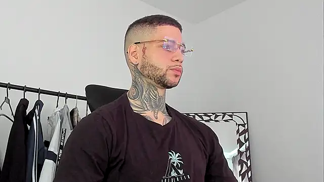 Snapshot of _jamesleandros1 chatting on October 29, 4:20 pm jamesleandros1 online show from October 29, 4:20 pm