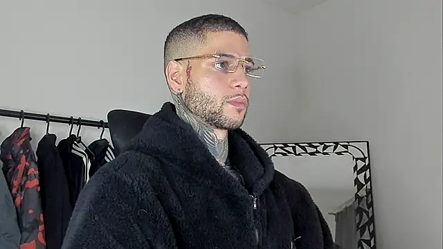 Snapshot of _jamesleandros1 chatting on November 9, 2:10 am jamesleandros1 online show from November 9, 2:10 am