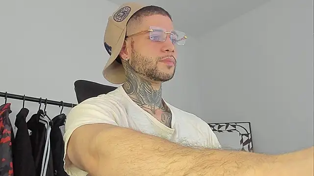 Snapshot of _jamesleandros1 chatting on November 9, 4:16 pm jamesleandros1 online show from November 9, 4:16 pm