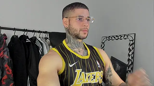 Snapshot of _jamesleandros1 chatting on November 15, 9:54 pm jamesleandros1 online show from November 15, 9:54 pm