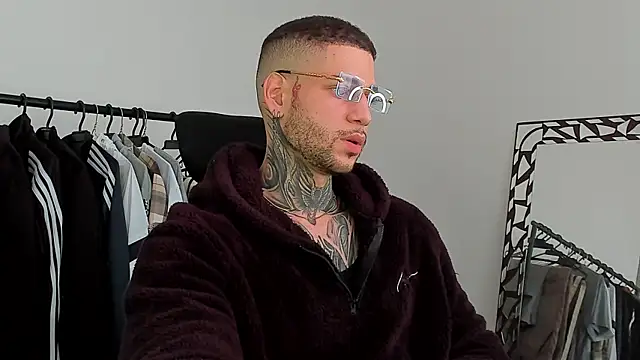 Snapshot of _jamesleandros1 chatting on November 23, 2:28 pm jamesleandros1 online show from November 23, 2:28 pm