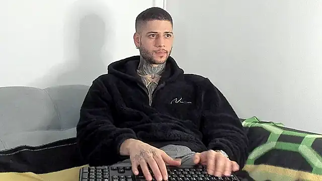 Snapshot of _jamesleandros1 chatting on November 28, 12:41 pm jamesleandros1 online show from November 28, 12:41 pm