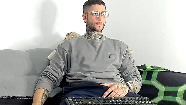 Snapshot of _jamesleandros1 chatting on November 29, 8:01 pm jamesleandros1 online show from November 29, 8:01 pm