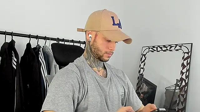 Snapshot of _jamesleandros1 chatting on December 14, 7:51 pm jamesleandros1 online show from December 14, 7:51 pm