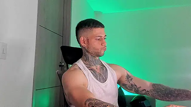 Snapshot of _jamesleandros1 chatting on May 28, 1:47 am jamesleandros1 online show from May 28, 1:47 am