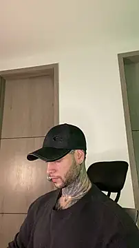 Snapshot of _jamesleandros1 chatting on June 4, 1:44 am jamesleandros1 online show from June 4, 1:44 am