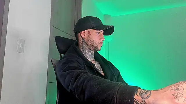 Snapshot of _jamesleandros1 chatting on June 4, 1:50 pm jamesleandros1 online show from June 4, 1:50 pm